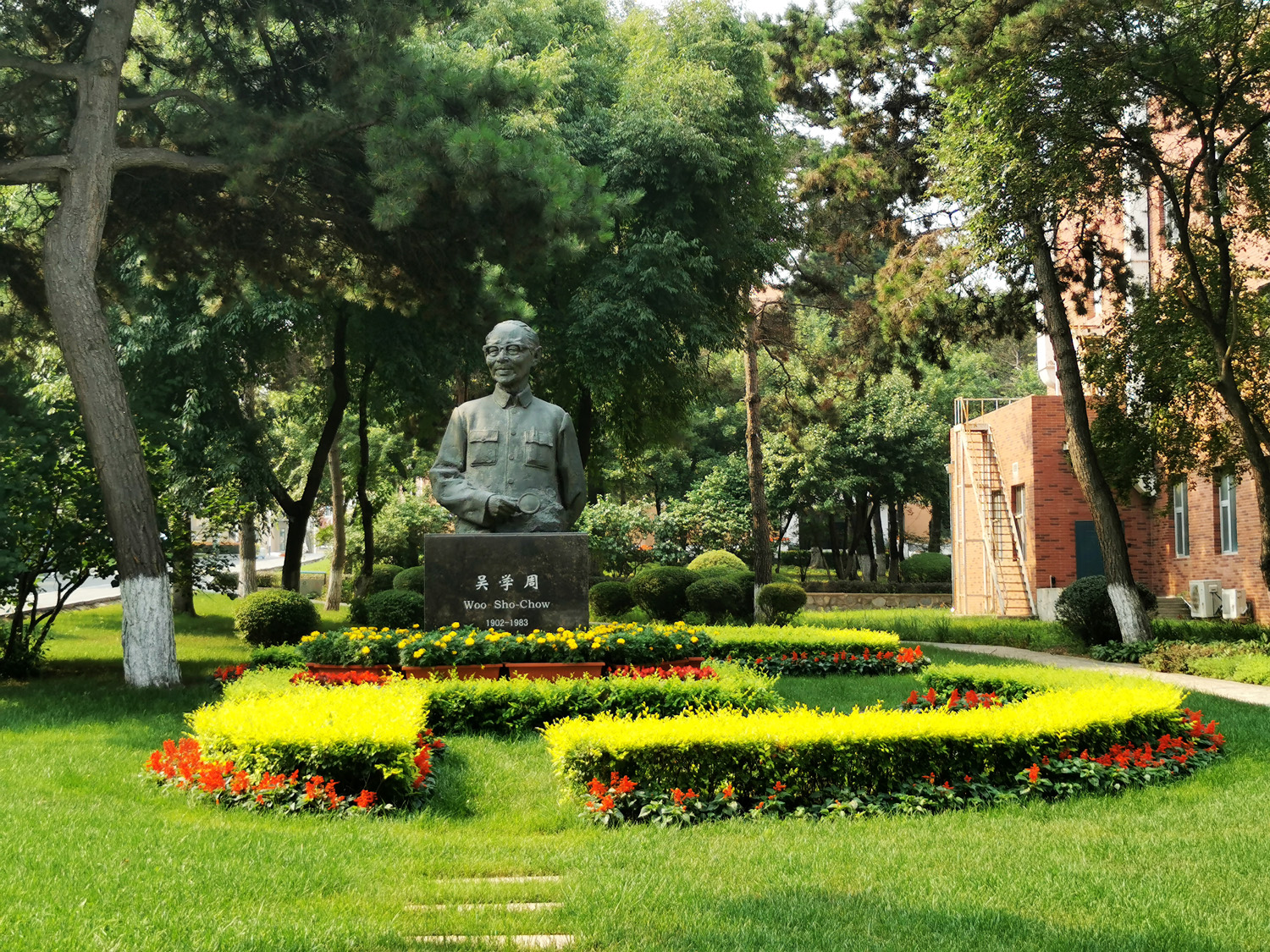 吴学周雕像